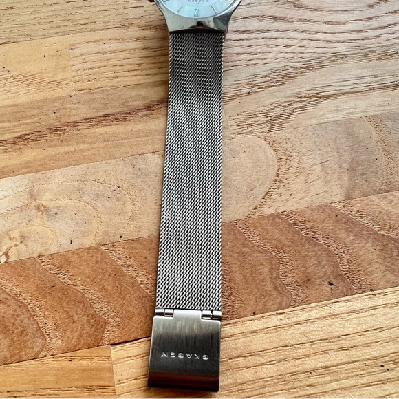 Skagen ladies mother of pearl silver tone metallic dress watch NEW BATTERY main image 4